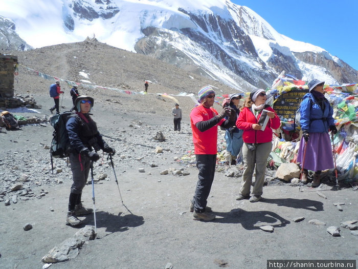 Туристы на перевале — короткий перерыв перед началом спуска в Мустанг Зона Гандаки, Непал