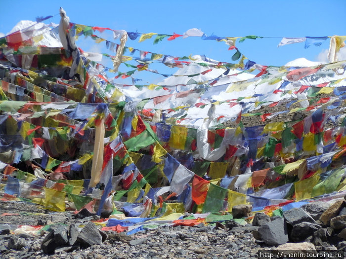 Флаги на перевале Торунг Ла Муктинатх, Непал