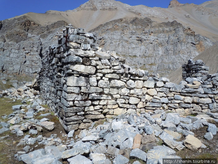 Руины каменного дома Муктинатх, Непал