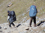 Туристы с рюкзаками на спуске