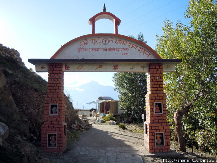 Ворота деревни Ранипаува Муктинатх, Непал