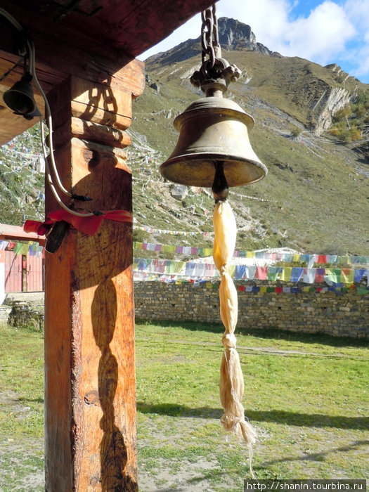 Колокол у входа Муктинатх, Непал