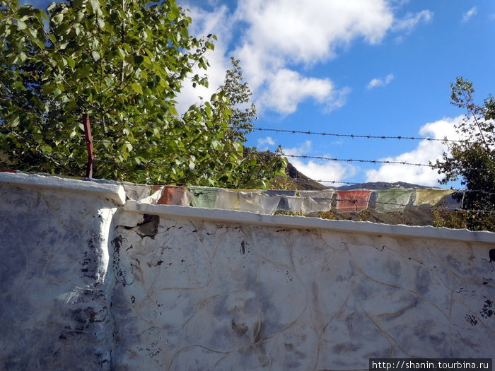 Забор с колючей проволокой Муктинатх, Непал