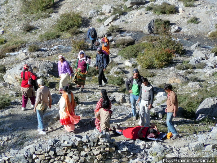 Паломники идут в храм Муктинатх, Непал