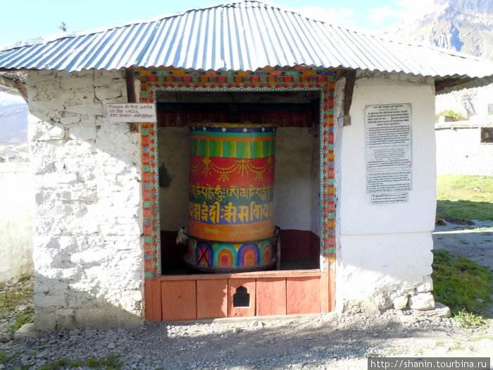 Огромный молитвенный барабан Муктинатх, Непал