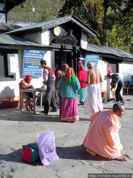 Паломники у храма Вишну в Муктинатхе Муктинатх, Непал