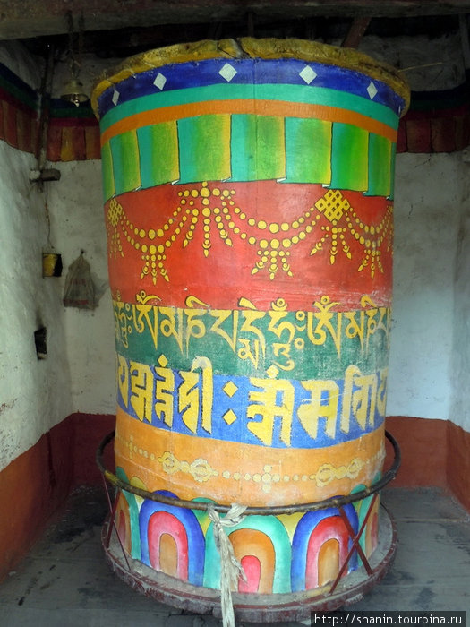 Просто огромный молитвенный барабан Муктинатх, Непал