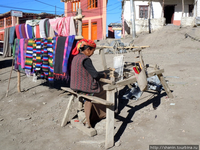 Домоткнанные изделия делают прямо не отрываясь от торговли Муктинатх, Непал