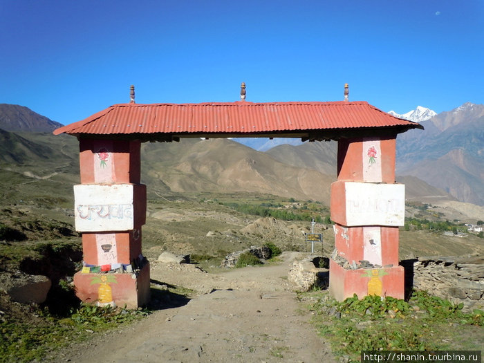 Ворота на выходе из Муктинатха Муктинатх, Непал