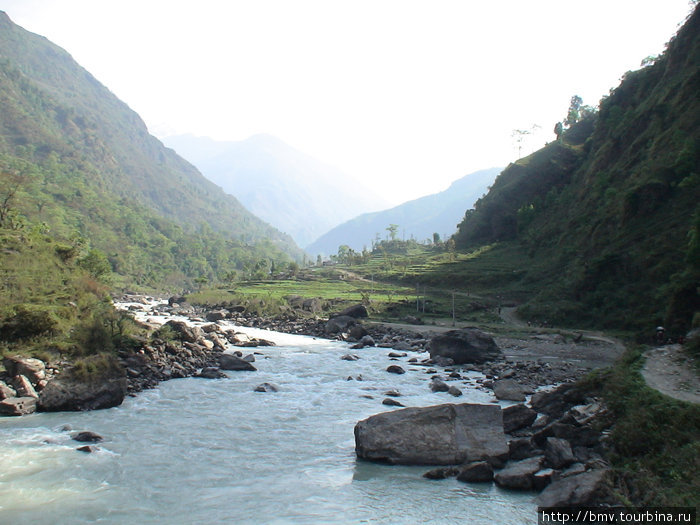 Горная река. Национальный парк Аннапурны, Непал