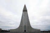 Лютеранский приход в Рейкьявике. Приход является четвёртым по высоте архитектурным сооружением Исландии (74,5 м). Потребовалось невероятно много времени, чтобы построить это дом Бога — 38 лет!