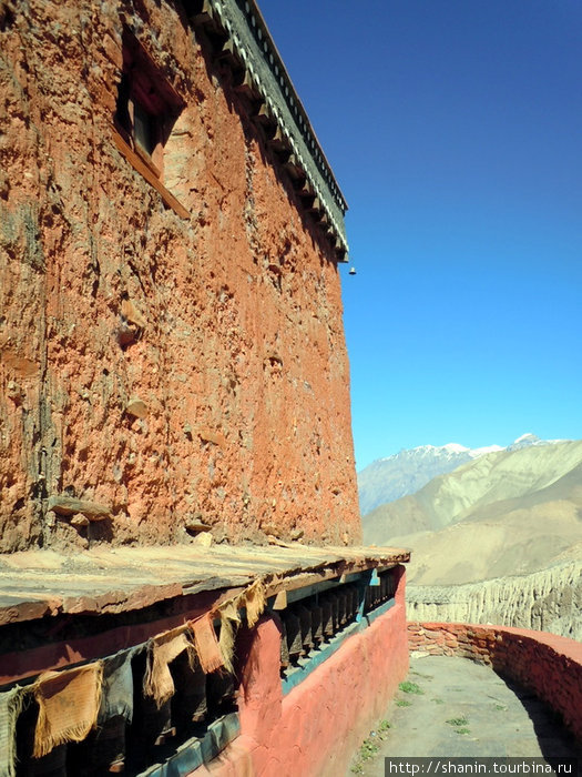 Молитвенные барабаны на стене храма в монастыре Шакья в Джаркоте Джаркот, Непал