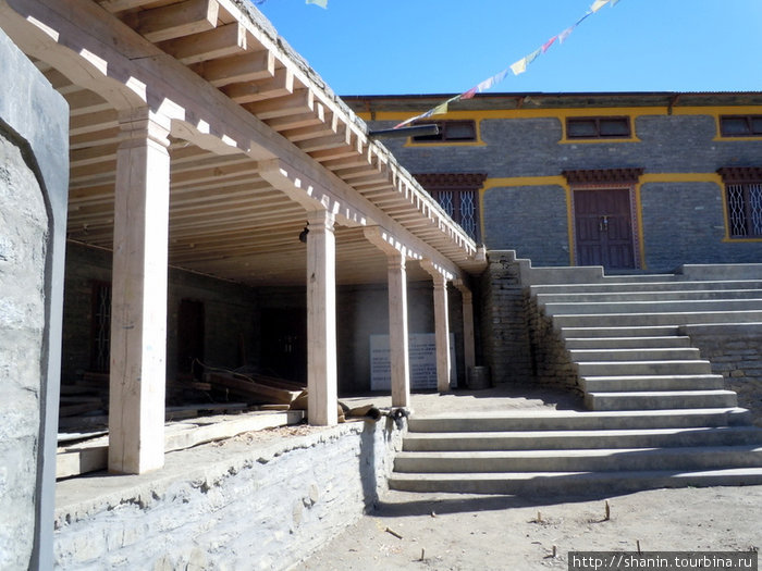 На территории монастыря Шакья в Джаркоте Джаркот, Непал