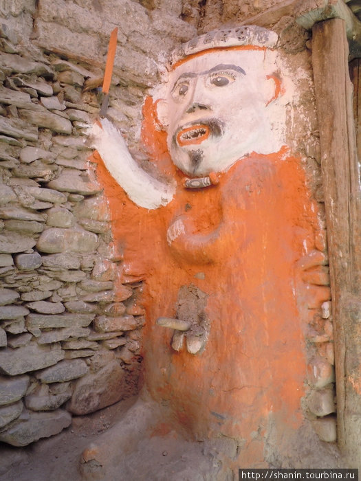 Статуя у входа в старый город в Кагбени Кагбени, Непал