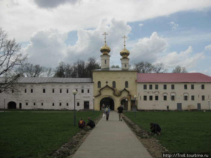 Вход во внутренний двор монастыря Тихвин, Россия