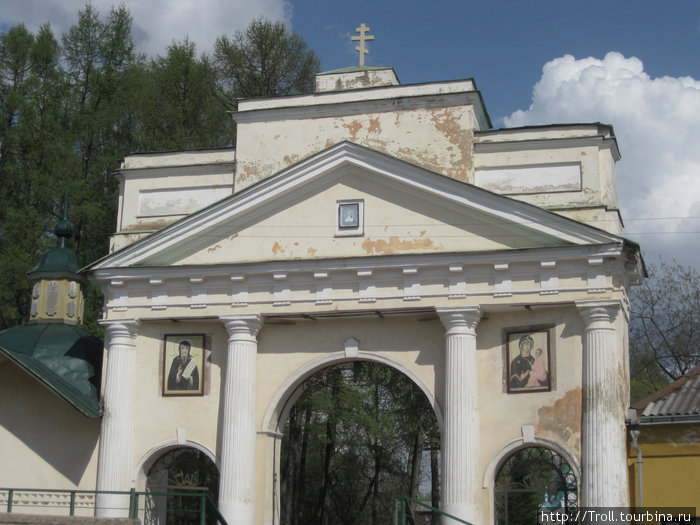 Ворота на территорию монастыря Тихвин, Россия