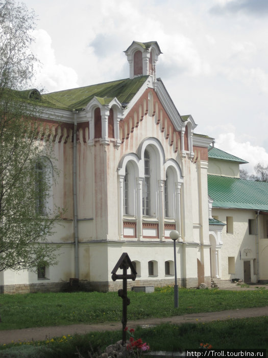 Здание стиля, хорошо знакомого петербуржцам, в нем построено множество подворий по всему городу Тихвин, Россия