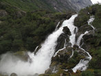 Этот белоснежный водопад берёт начало из под ледника всего в нескольких километрах выше по течению.