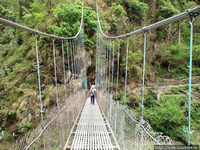Подвесной мост через речку, около 1100 м. Непал