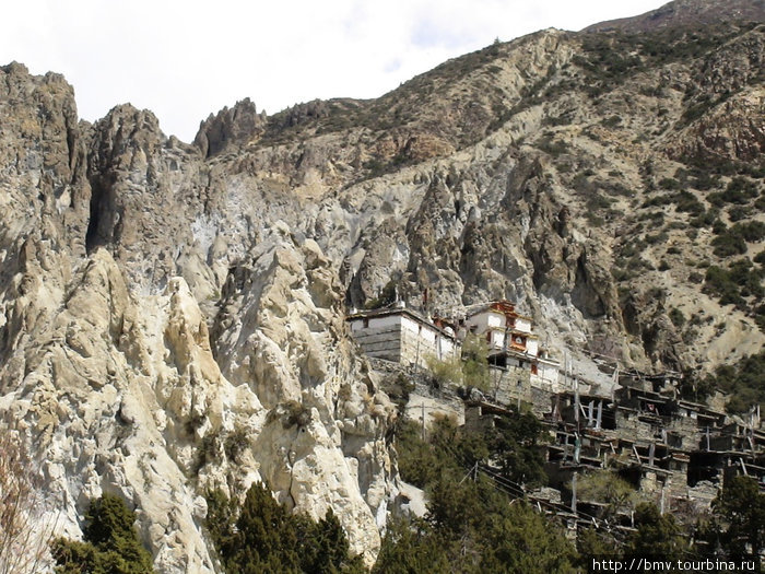 Приютились на скалах домишки, около 3000 м. Непал