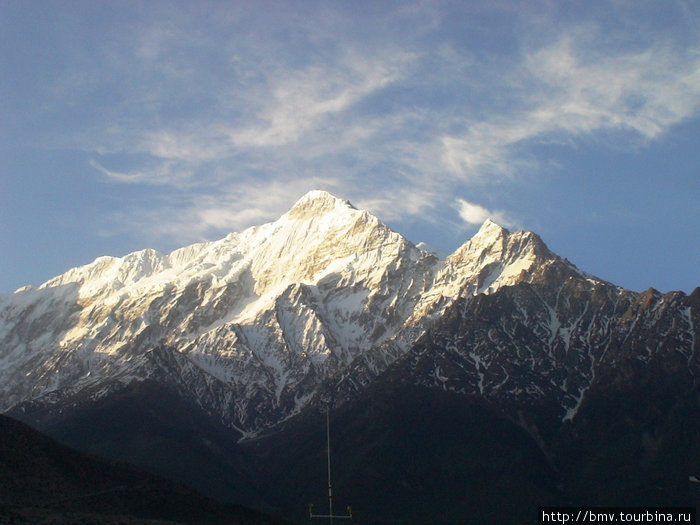Одна из вершин в боковом хребте высотой  около 
6500 м. Непал