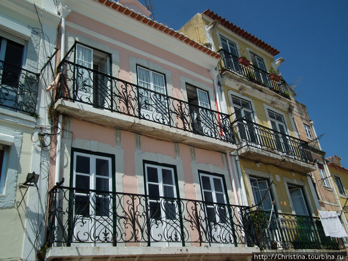 Легкость Лиссабонской архитектуры. Как я люблю такие красочные домики и легкие балкончики! Лиссабон, Португалия