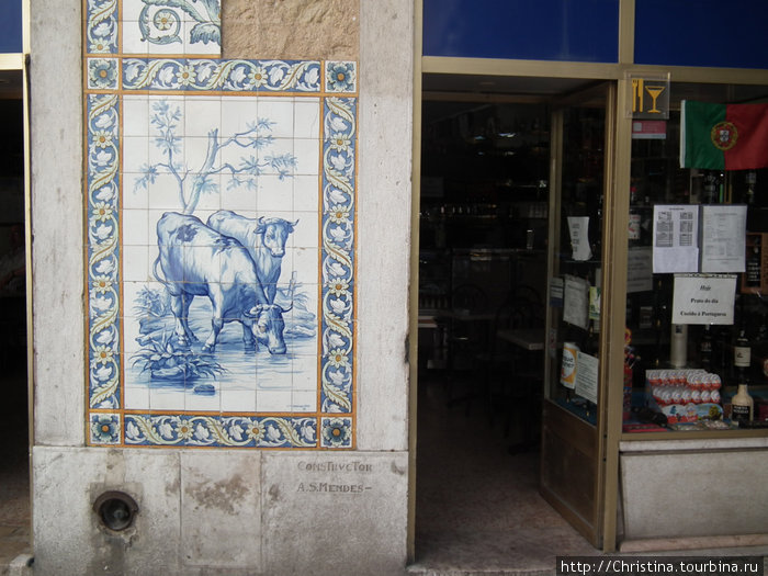 И снова тематические керамические фрески азулезуш. Они повсюду. Лиссабон, Португалия