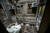 вид из окна хостела в Chung King Mansion — одной из известных  ночлежек для бэкпекеров. 16 этаж.