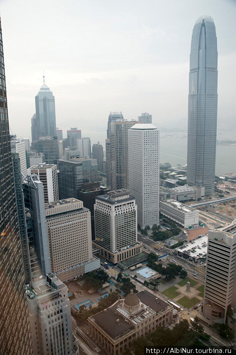 вид на Central Hongkong сквозь стекло знаменитого небоскреба Bank of China Гонконг