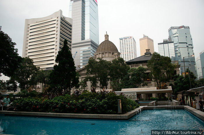 среди небоскребов виднеется старое английское здание  — законодательное собрание Гонконг