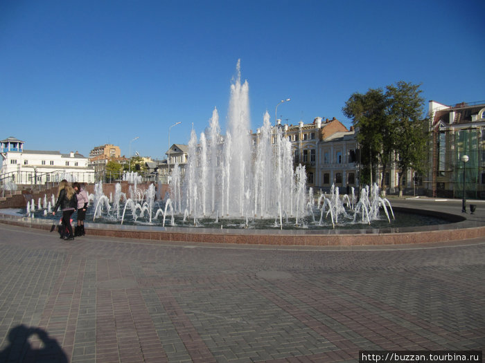 фонтан на набережной Астрахань, Россия