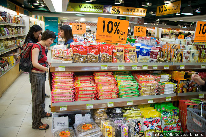 Когда мы готовились к путешествию, прочли, что 70% продуктов в маркетах европейцами не идентифицируется. Это так, ничего купить не получается — не понятно, чем нам предлагают отравиться)) Гонконг