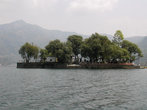 Уютный островок в центре озера.