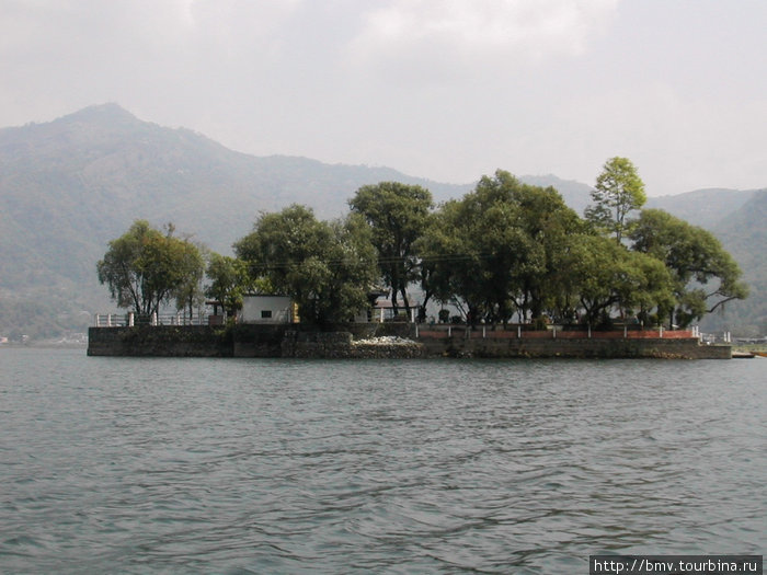 Остров на озере. Покхара, Непал