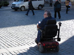 на западе инвалиды ведут активную жизнь. мы встретили немамало людей передвигающихся на таких вот электро-колясках. город полностью приспособлен к их нуждам.