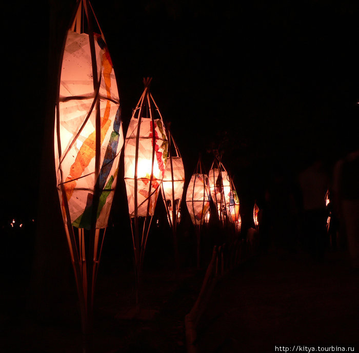 Праздник любования луной получился одновременно выставкой фонарей Киото, Япония