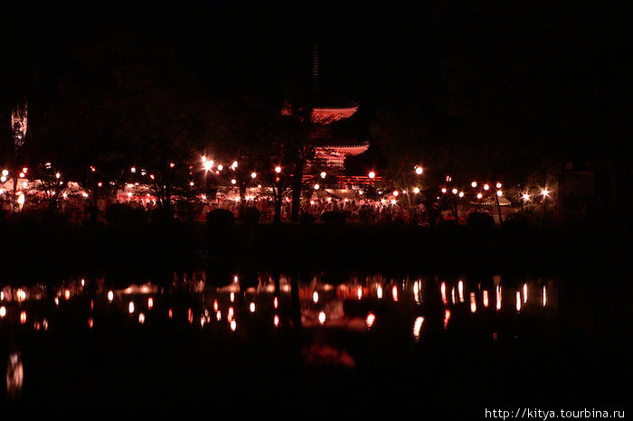 Пагода и пруд храма Дайкакудзи во время праздника любования луной Киото, Япония