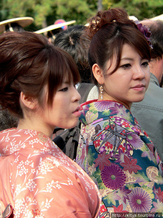 В толпе на празднике Дзидай мацури Киото, Япония