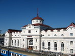 Большое, красивое здание вокзала больше было похожим на сказочный дворец.