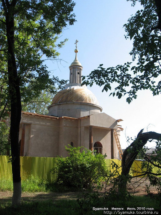 По пути встретилась церквушка, пребывающая в стадии строительства Ижевск, Россия