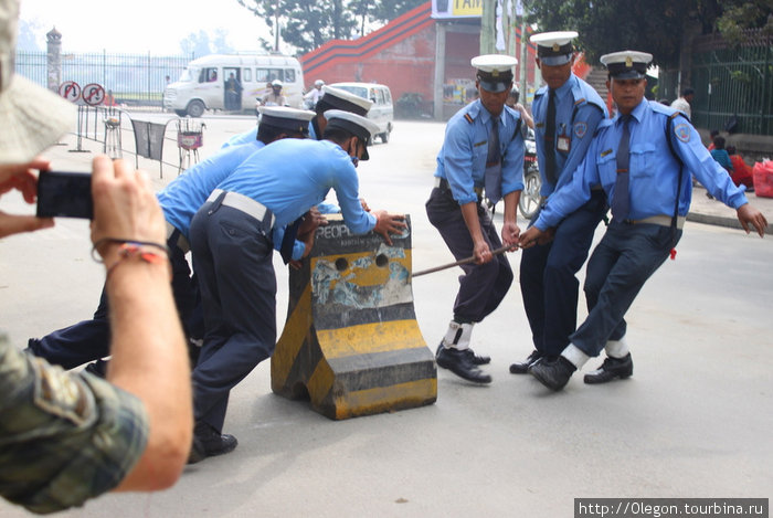 Если вы в Непале стали фотографировать полицейского или военного и вас они заметили- вам улыбнуться и будут позировать...