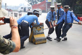 Если вы в Непале стали фотографировать полицейского или военного и вас они заметили- вам улыбнуться и будут позировать...