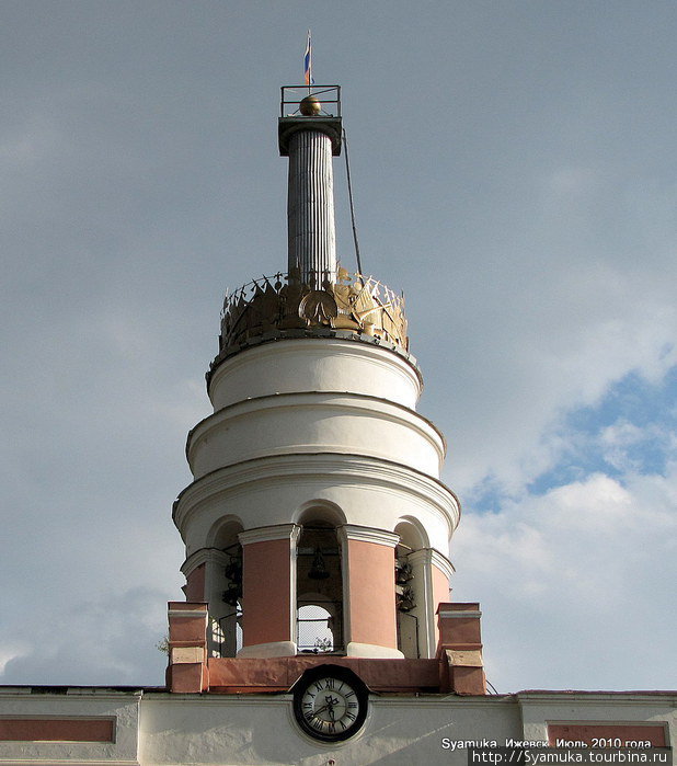Многоярусная круглая 50-метровая башня с курантами. Ижевск, Россия
