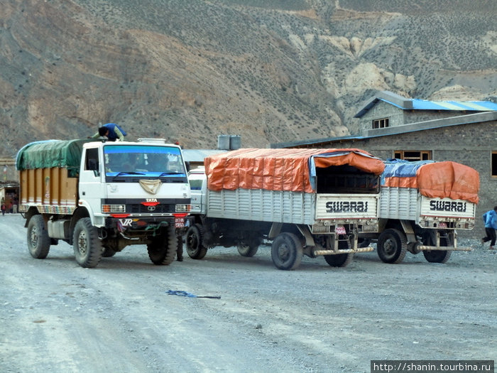 Стоянка грузовиков в Джомсоме Джомсом, Непал