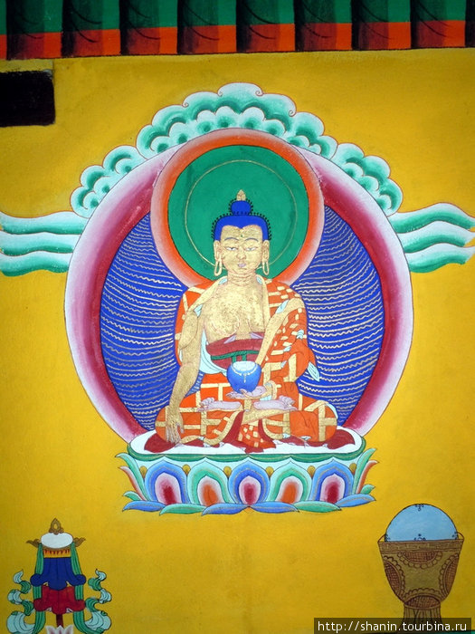 Будда на стене храма в эко-музее Джомсом, Непал