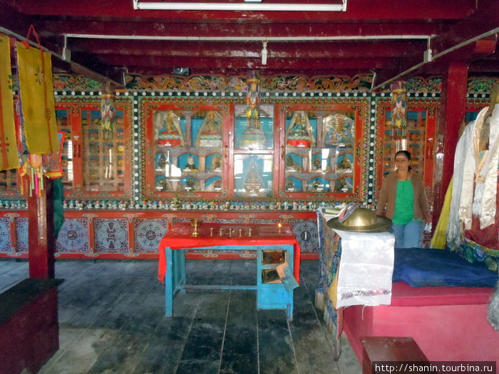 В храме Джомсом, Непал