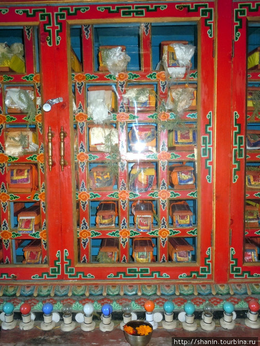 В храме в музее Джомсом, Непал