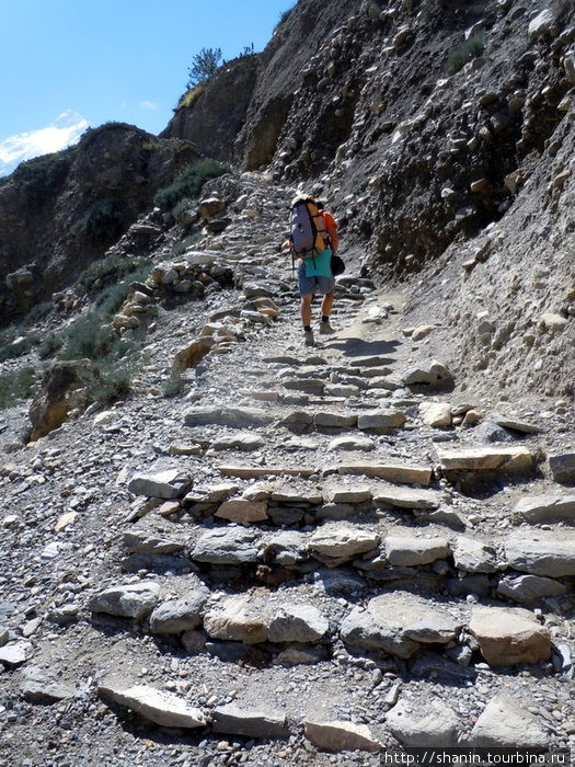 Каменные ступени к деревне Сианг Джомсом, Непал