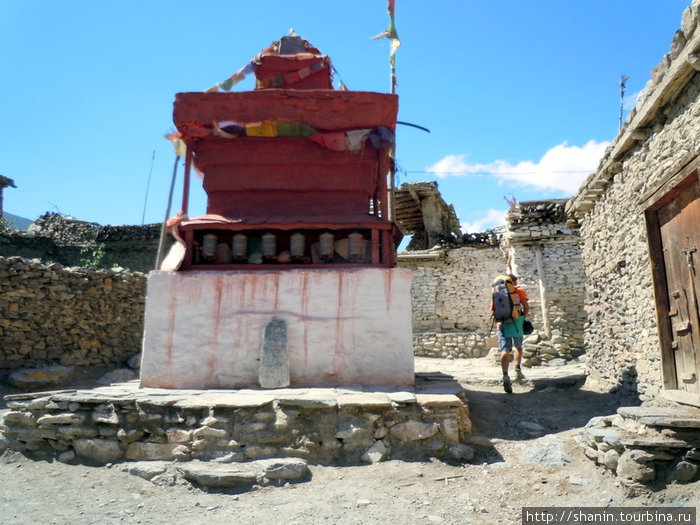 Храм в деревне Сианг Джомсом, Непал