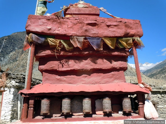 Храм с молитвенными барабанами Джомсом, Непал